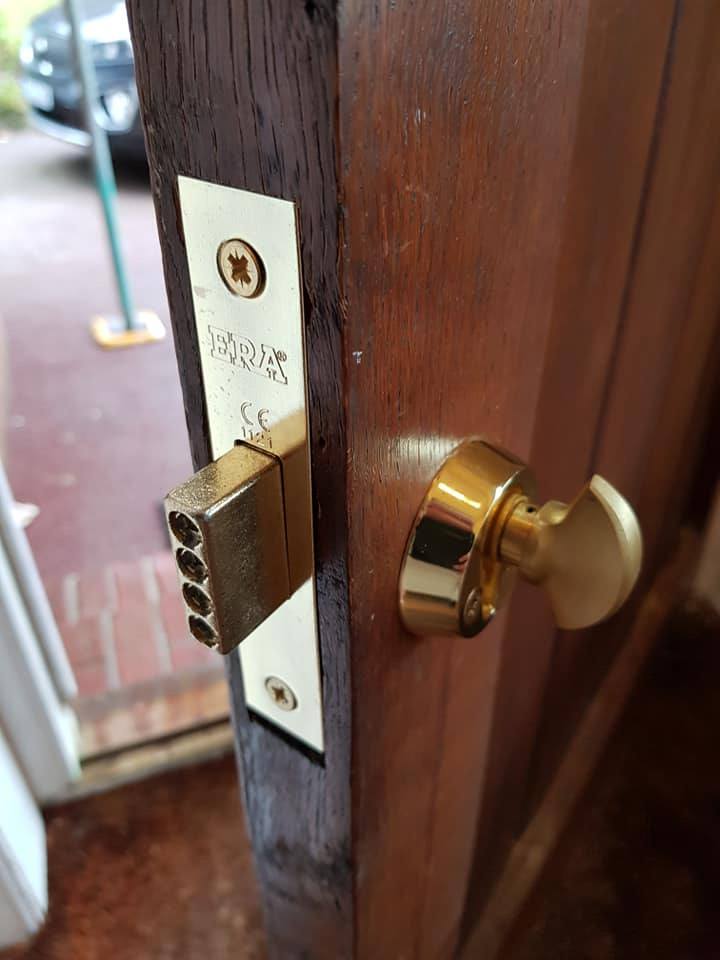 ASL Locksmith Brighton | Yale 84 nightlatch brass thumbturn deadlock